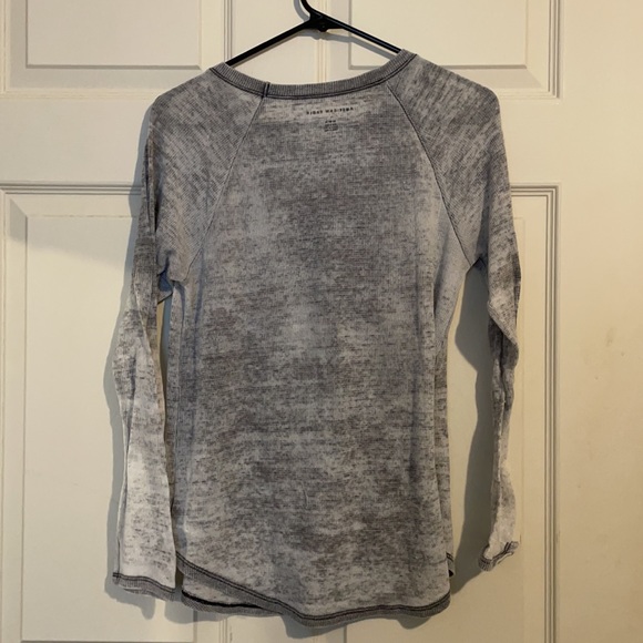 3/$10 AE Tissue paper thing grey top - Picture 5 of 5